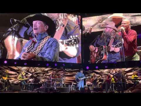 George Strait and Chris Stapleton performed Tom Petty’s “You Wreck Me”
